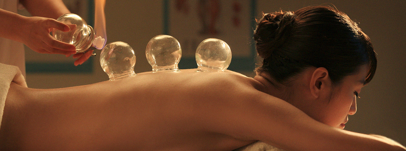 Cupping of a female person